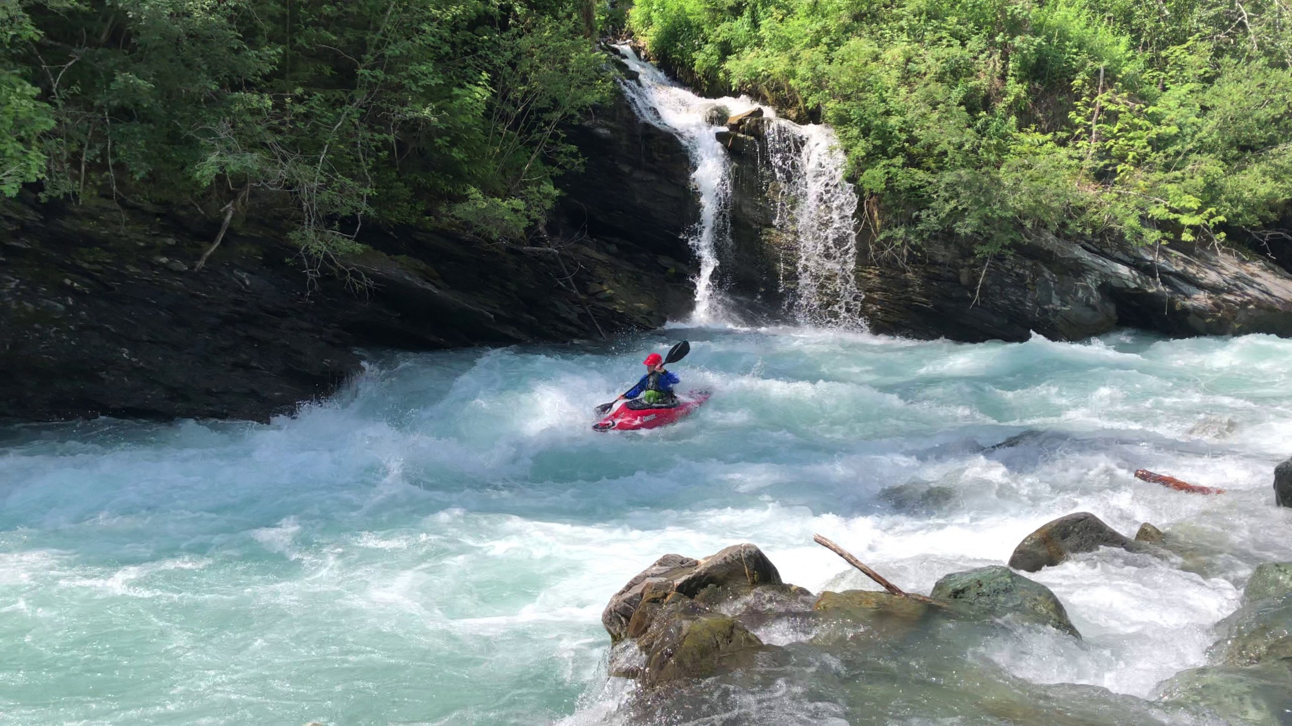 Kayak im Wildwasser des Inn